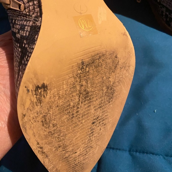 Snakeskin ankle booties.  Sz 7. - Picture 4 of 8